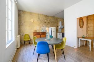 a kitchen and dining room with a table and chairs at Votre famille à Périgueux Charme & Confort in Périgueux
