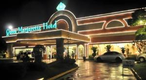 eine Tankstelle mit einem davor geparkten Auto in der Unterkunft Queen Margarette Hotel in Camp Wilhelm