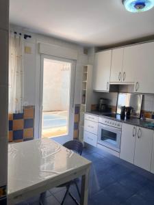 Køkken eller tekøkken på ChicFlat Las Lomas Piscina y vistas al mar