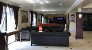 un grand salon avec des canapés et un canapé dans l'établissement Hotel Saddleback, à Norwalk