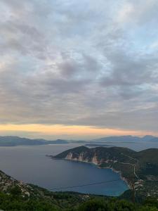 una vista di un grande specchio d'acqua di Nona's house a Vathi
