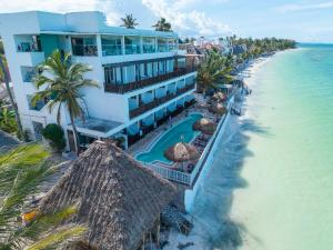 Luftaufnahme eines Ferienresorts am Strand in der Unterkunft ZAN Paradise Jambiani Beach in Makunduchi
