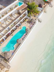 eine Draufsicht auf ein Resort mit Swimmingpool in der Unterkunft ZAN Paradise Jambiani Beach in Makunduchi