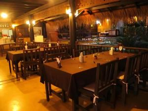 ein Restaurant mit Tischen und Stühlen und eine Bar in der Unterkunft Pai Hotsprings Spa Resort in Ban Tha Pai