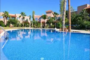 Hồ bơi trong/gần Large apartment in an idyllic complex, ocean view