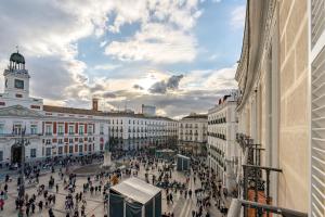 Eine Menschenmenge geht durch eine Stadtstraße in der Unterkunft La Fonda de los Principes in Madrid + 8 Fotos