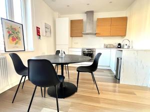 a kitchen with a table and chairs in a room at La Petite Escapade-Free Parking in Liège +12 photos
