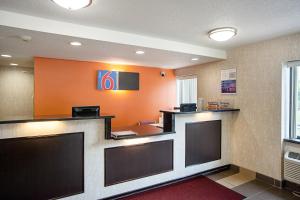 een kantoor met een receptie en een wachtkamer bij Motel 6-Binghamton, NY in Binghamton