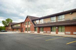 een lege parkeerplaats voor een gebouw bij Motel 6-Binghamton, NY in Binghamton