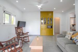 a living room with a couch and a table at Villa Le Manguier - Logement Manka, Piscine privée in Goyave
