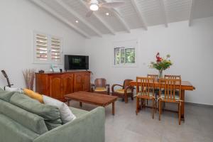 a living room with a couch and a table at Villa Le Manguier - Logement Marcus, Tout Confort in Goyave