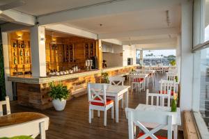 ein Restaurant mit weißen Tischen und weißen Stühlen in der Unterkunft ZAN Paradise Jambiani Beach in Makunduchi