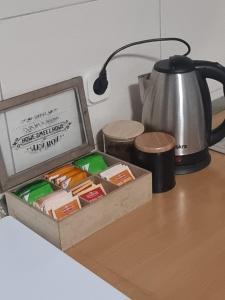 een doos met eten op een tafel naast een waterkoker bij Apartman Luna in Makarska