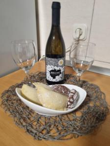 een fles wijn en een bord eten op tafel bij Apartman Luna in Makarska