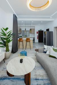 ein Wohnzimmer mit Sofa und Tisch in der Unterkunft The Avery at Lapwing Place in Accra