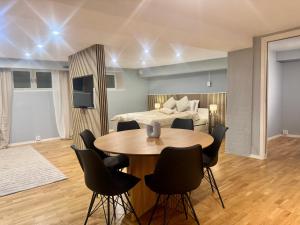 ein Zimmer mit einem Bett, einem Tisch und Stühlen in der Unterkunft Södermalm City Flat in Stockholm