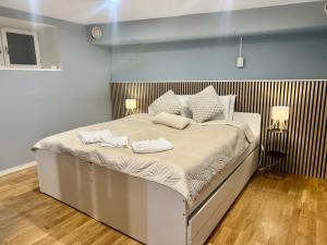 ein großes weißes Bett mit zwei weißen Handtüchern darauf in der Unterkunft Södermalm City Flat in Stockholm