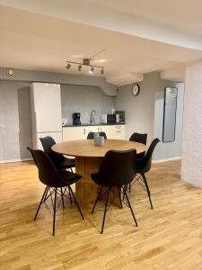 ein Tisch und Stühle in einem Raum mit Küche in der Unterkunft Södermalm City Flat in Stockholm + 8 Fotos