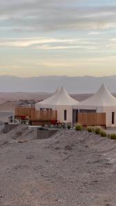 two white tents in the middle of the desert at SEVEN SAINTS Lodges in El Karia