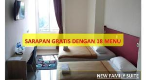 ein Zimmer mit einem gelben Maßband auf einem Bett in der Unterkunft Hotel 95 in Siantan