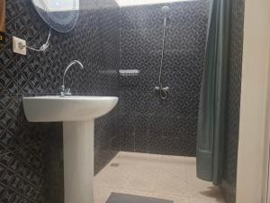 Et badeværelse på Bee Rooms Nosy be + 9 billeder