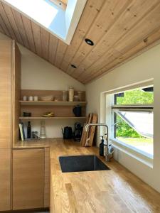 Køkken eller tekøkken på Danish Design House Near Møn's Best Beach