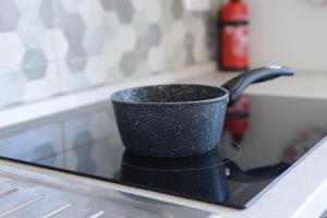 een zwarte koffiekopje op een fornuis bij GREGORIHOUSE in Anguillara Sabazia