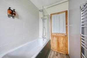 Et badeværelse på 2 bed flat - SW London with parking + 11 billeder