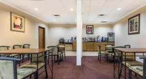een restaurant met tafels en stoelen en een toonbank bij Econo Lodge Eutaw I-20 in Eutaw