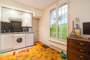 パリにあるColonel Fabien Studioのキッチン(洗濯機、テレビ付)