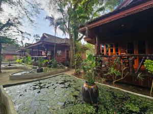 een huis met een plant ervoor bij Lanta White Rock Resort in Koh Lanta