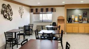 een eetkamer met tafels en stoelen in een restaurant bij Quality Inn in Canada Village