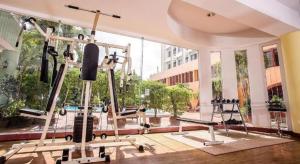 einen Fitnessraum mit zwei Laufbändern und einem großen Fenster in der Unterkunft Wangtai Hotel in Surat Thani