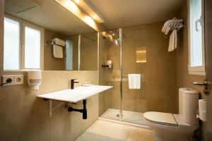 un bagno con lavandino, doccia e WC di Hotel Centro Los Braseros a Burgos Altre 79 foto