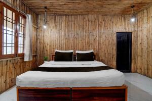 En eller flere senge i et værelse på Spot on Naro Eco Resort