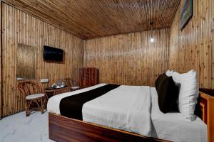 Et tv og/eller underholdning på Spot on Naro Eco Resort + 23 billeder