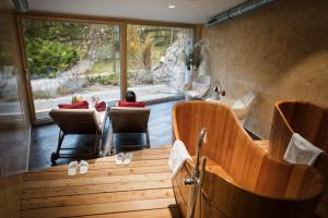 zwei Personen sitzen in Stühlen in einem Zimmer mit Fenster in der Unterkunft Zámeček Petrovice in Petrovice u Karviné