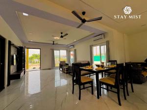 TV a/nebo společenská místnost v ubytování StayMist - Pool and Pause Villa