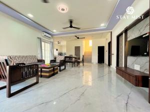 TV a/nebo společenská místnost v ubytování StayMist - Pool and Pause Villa