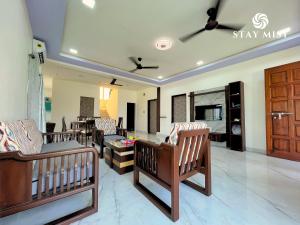 Posezení v ubytování StayMist - Pool and Pause Villa