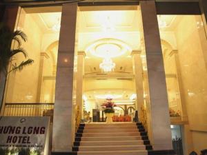 eine Lobby eines Hotels mit Treppe und einem Kronleuchter in der Unterkunft Hung Long Hotel in Ðồng Ky