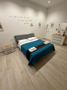 una camera con letto e scrittura a muro di DRIL Host 2 a Brindisi