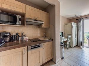 een keuken met een spoelbak en een magnetron bij D de Camiole A N102 ST2 in Callian