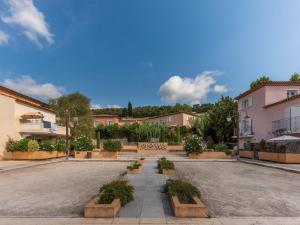 een parkeerplaats met potplanten op een binnenplaats bij D de Camiole A N102 ST2 in Callian