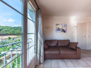 een woonkamer met een bank en een groot raam bij D de Camiole M N105 4P8 in Callian +2 foto's