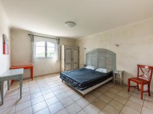 een slaapkamer met een bed, een bureau en een stoel bij D de Camiole M N105 4P8 in Callian