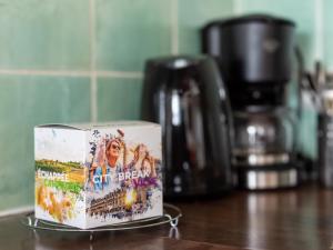 een mok bovenop een aanrecht bij D de Camiole M N105 4P8 in Callian