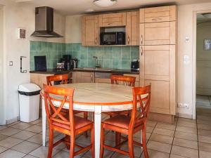 een keuken met een houten tafel en stoelen bij D de Camiole M N105 4P8 in Callian
