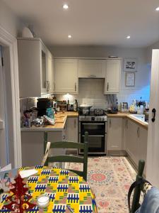 Kuchyň nebo kuchyňský kout v ubytování Village Cottage