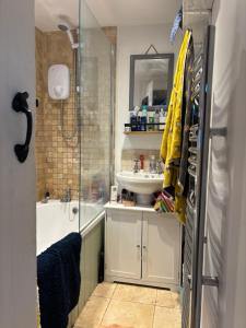 Koupelna v ubytování Village Cottage